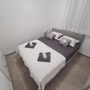 lady-di-apartments.hotels-in-trogir.com/